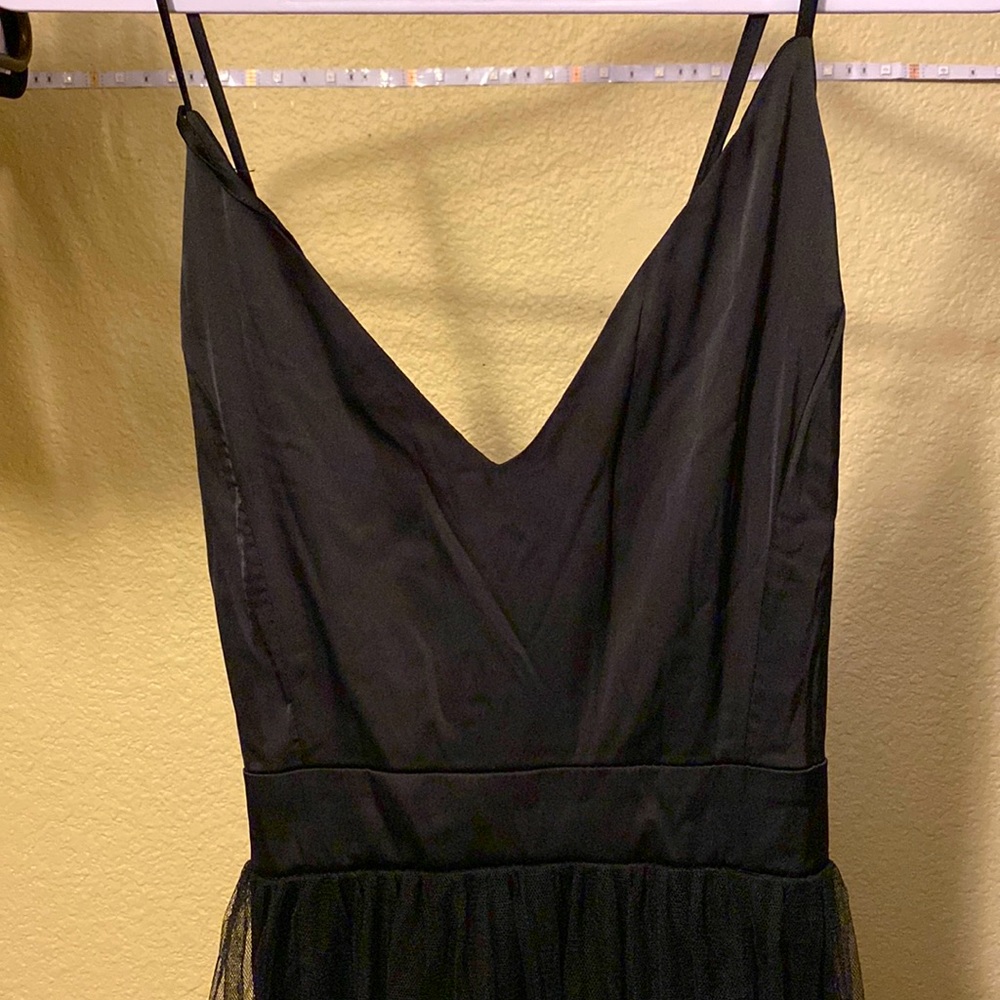 From Windsor never worn size Large. It’s about 64 inches long